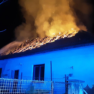 Obrázek článku: V Lipníku vyhořela střecha domu